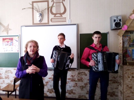 Для учеников пятой школы сыграли на баянах