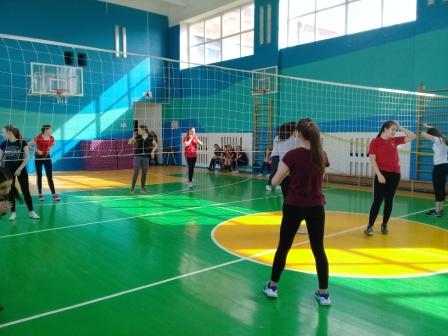 в седьмой школе прошел товарищеский матч по волейболу
