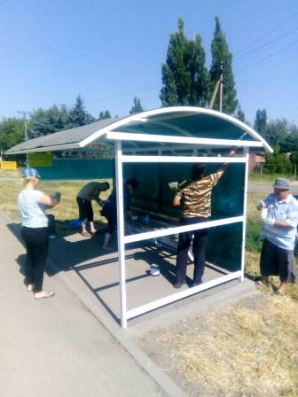 В Тбилисской продолжают облагораживать остановочные павильоны