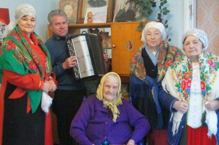 Евгений Ильин поздравил ветерана с юбилеем