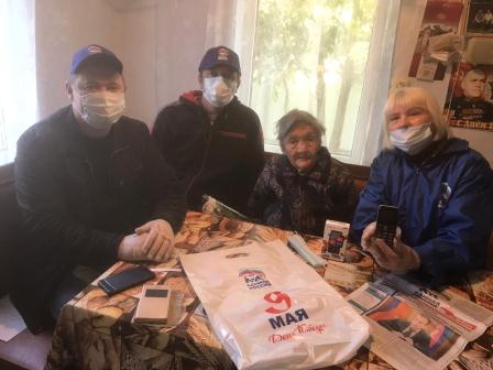 В Тбилисском районе участникам войны вручают мобильные телефоны