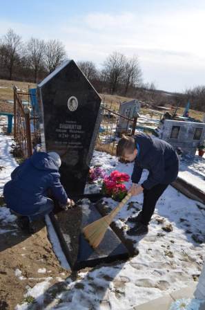Волонтеры ухаживают за могилами