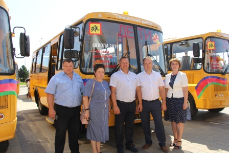 Школьный автопарк Тбилисского района пополнился двумя автобусами