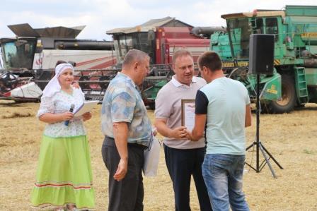 Творческие коллективы Тбилисского района продолжают серию выездных концертов на поля