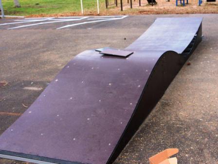 В Тбилисской устанавливают новую скейт-площадку