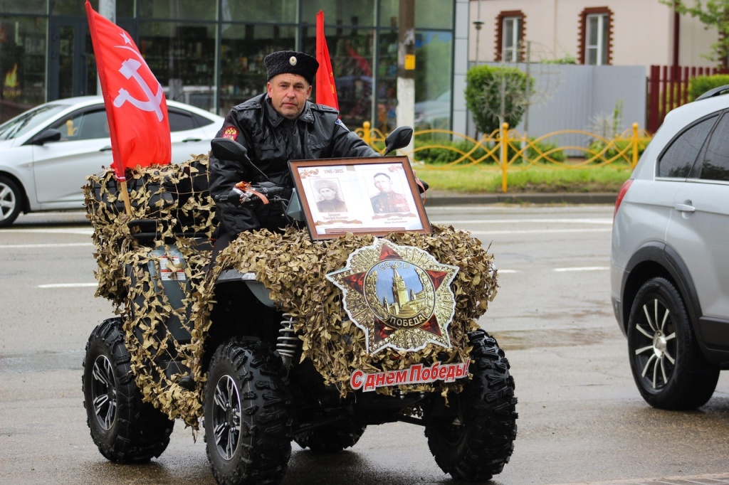 В День Победы на мемориальном комплексе Тбилисского района прошло торжественное возложение цветов