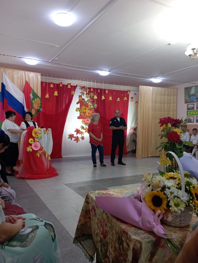 Полицейские Тбилисского района поздравили с началом учебного года учеников подшефной школы