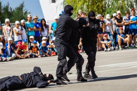 Во Всероссийском детском центре "Смена" прошли показательные выступления полиции Кубани