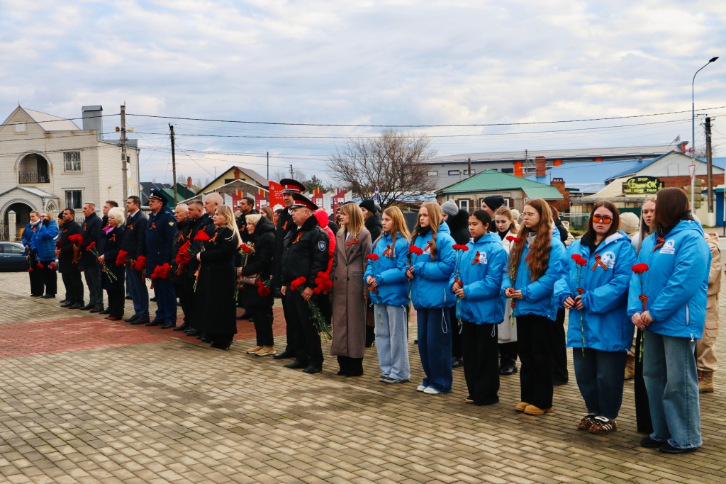 Состоялось торжественное возложение цветов