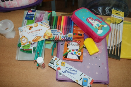 Первоклассникам Тбилисского района вручат более 300 портфелей 