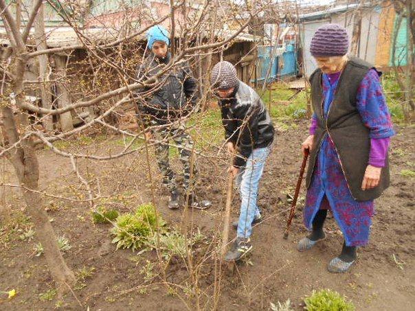 В Тбилисском районе волонтеры продолжают помогать ветеранам и пенсионерам