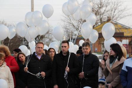 Тбилисцы в память о погибших в Кемерово запустили в небо белые шары