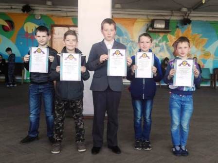 Ученики начальных классов сразились в игре в шахматы