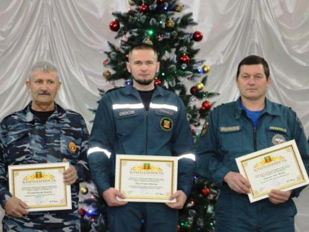 В Тбилисском районе спасателей поздравили с профессиональным праздником