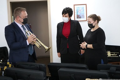 Новые инструменты получила школа искусств станицы Тбилисской 