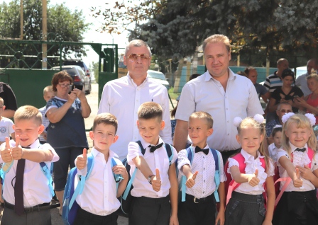 Первоклассникам Тбилисского района вручили портфели