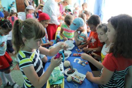 Маленьких тбилисцев научили делать тряпичные куклы