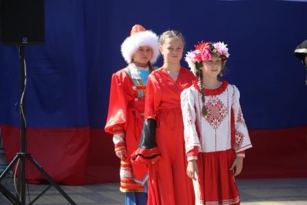 Концерт-акция, посвященный Дню флага России, прошел в Тбилисском районе