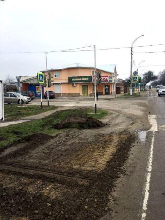 В Тбилисской строят тротуарную пешеходную дорожку