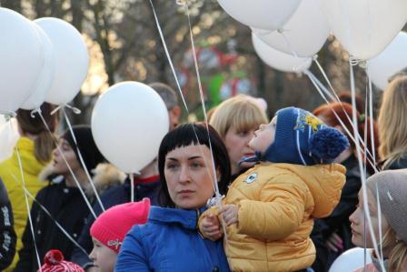 Тбилисцы в память о погибших в Кемерово запустили в небо белые шары