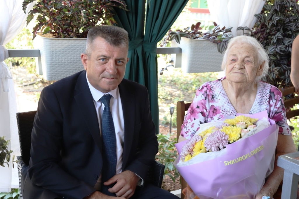 Ветеран труда Нина Григорьевна Петракова в свой 100-летний юбилей проголосовала на дому.