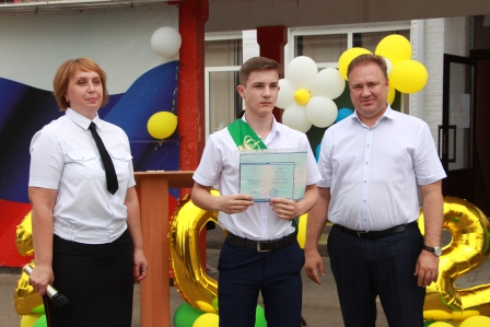 Выпускники прощаются со школой 