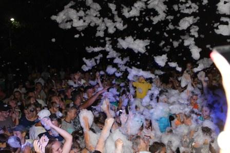 Для тбилисцев устроили веселую пенную дискотеку