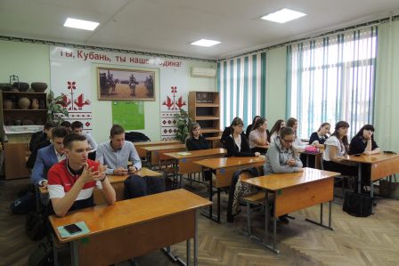 Школьники Тбилисского района продолжают изучать избирательное право