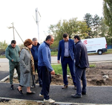 Депутат проверил качество работ по устройству тротуара