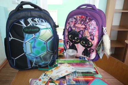 Первоклассникам Тбилисского района вручат более 300 портфелей 