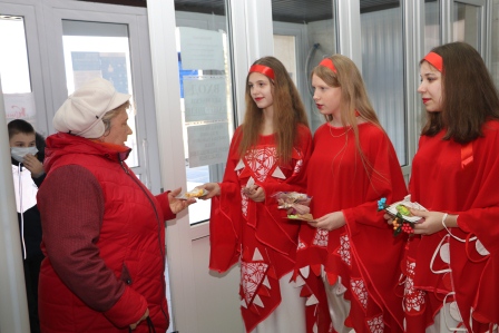 Жительниц Тбилисского района поздравили с наступающим 8 марта