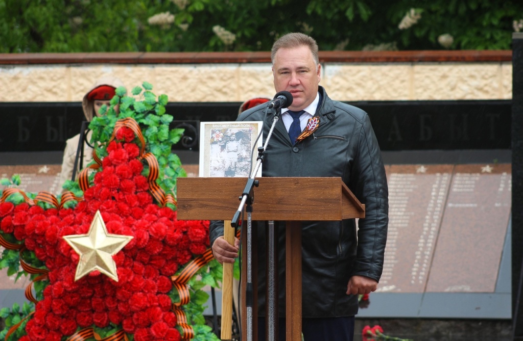 В День Победы на мемориальном комплексе Тбилисского района прошло торжественное возложение цветов