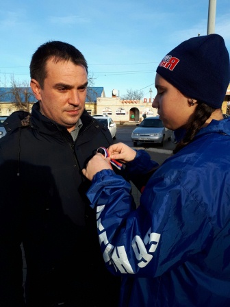 Тбилисские волонтеры вручили жителям ленточки-триколоры