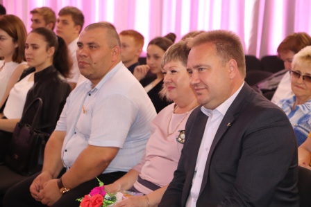 Ученики шестой и второй школ подготовили праздник для учителей