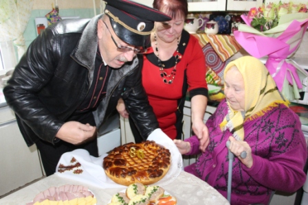 Глава Тбилисского района поздравил двух жительниц с юбилеями