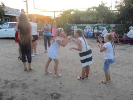 В Нововладимировской на улице Набережной прошел концерт, посвященный Дню флага России