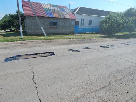 В Тбилисской на улицах Колхозная и Красная провели ямочный ремонт