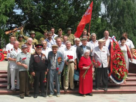 У мемориала Усть-Лабинск - Вечный огонь