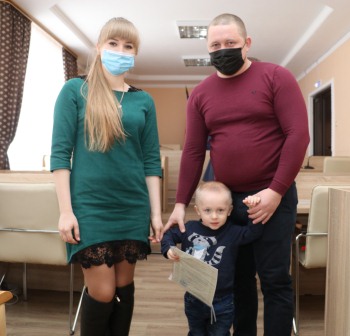 В Тбилисском районе 12 молодых семей получили сертификаты на жилье