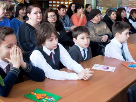 Загляните в мамины глаза.