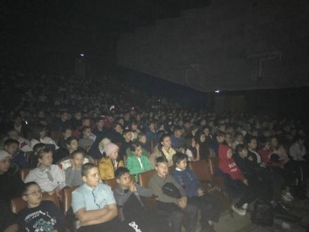 Тбилисским школьникам показали спектакль «Ночные ведьмы»