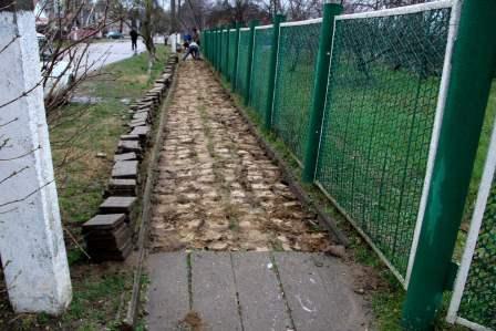 В хуторе Северин по улице Ленина начался ремонт тротуара