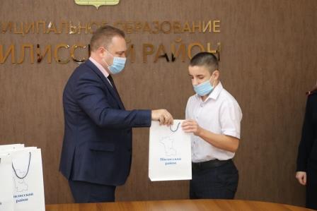 В преддверии Дня Конституции РФ юным тбилиссцам вручили первые паспорта