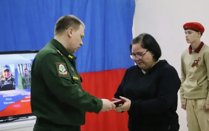 Боевые награды родственникам погибших