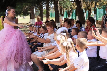 Первоклассникам Тбилисского района вручили портфели