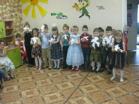 Воспитанники детского сада «Улыбка» поздравили своих пап с праздником