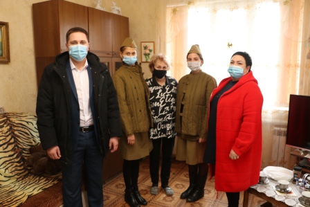 В Тбилисском районе блокадниц поздравили с годовщиной Ленинградской победы