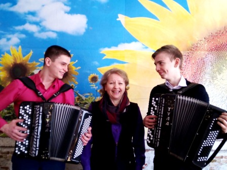 Для учеников пятой школы сыграли на баянах