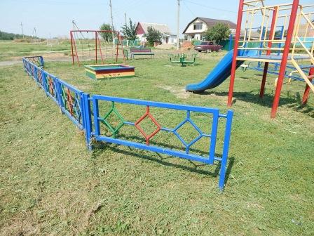 Сотрудники МАУ «Радуга» наводят порядок