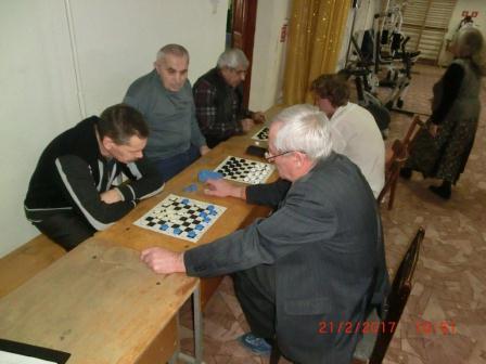 В Тбилисской состоялись соревнования по шашкам и дартсу